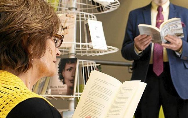 Dos personas leen, una de las actividades que realizan en los centros de la red Bizan. Foto: DNA