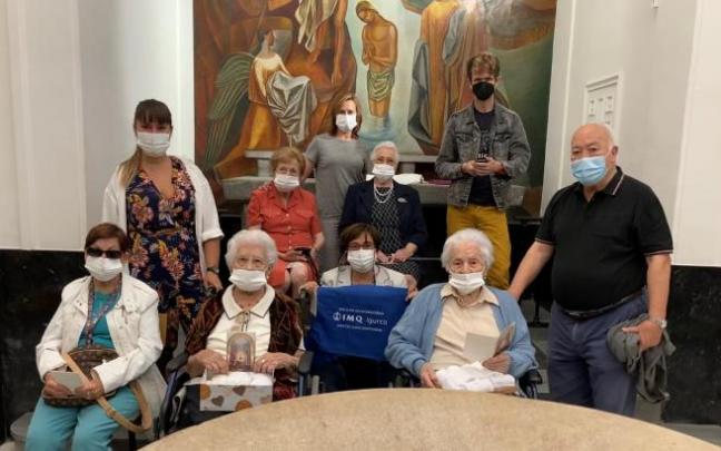 Mayores de la residencia de Unbe entregaron las vendas para India en la parroquia de Getxo Mayores de la residencia de Unbe entregaron las vendas para India en la parroquia de Getxo