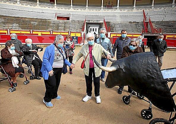 Dos residentes interactúan con el toro.