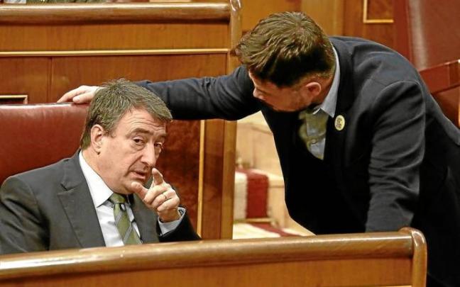 El jeltzale Aitor Esteban conversa con el republicano Gabriel Rufián en una sesión en la Cámara baja. Foto: Efe