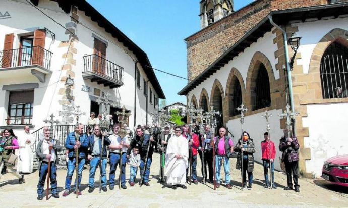 Las cruces parroquiales de los pueblos del Valle de Ultzama se reunieron en Alkotz para la romería a la Virgen de Belate. Foto: Goiko (Bera).