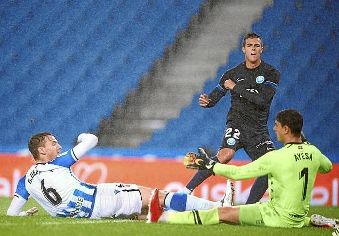 Urko González de Zárate y Ayesa, en el suelo para tratar de evitar el lanzamiento de Miki Villar. Foto: LaLiga