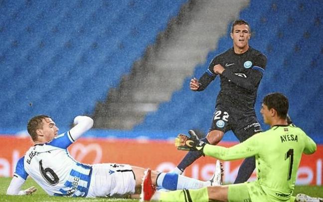 Urko González de Zárate y Ayesa, en el suelo para tratar de evitar el lanzamiento de Miki Villar. Foto: LaLiga