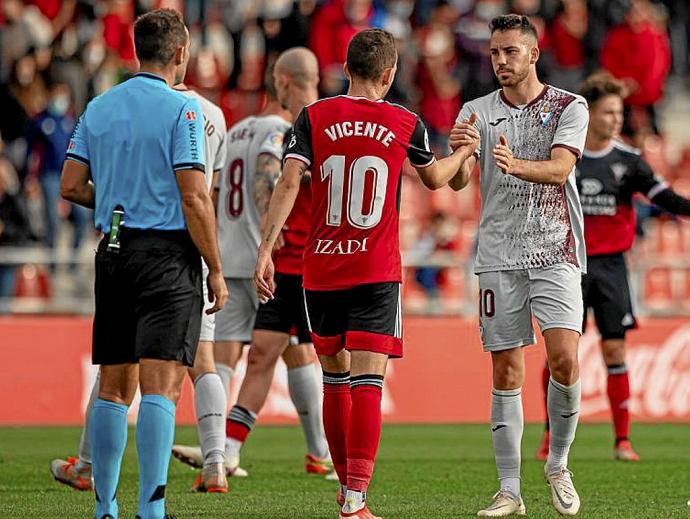 Edu Expósito saluda al local Vicente tras la conclusión del partido. Foto: La Liga