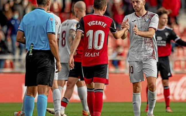 Edu Expósito saluda al local Vicente tras la conclusión del partido. Foto: La Liga