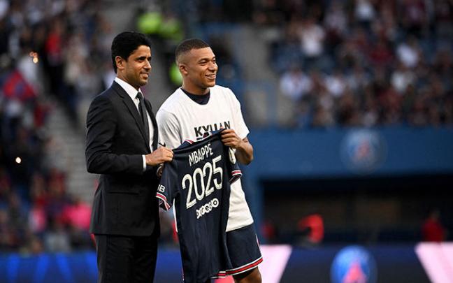 Mbappé posa con el presidente del PSG Nasser Al-Khelaifi tras anunciar su renovación. Mbappé posa con el presidente del PSG Nasser Al-Khelaifi tras anunciar su renovación.