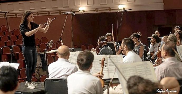 Ane Legarreta, dirigiendo la orquesta de El Cairo. Foto: Zafar Azimov