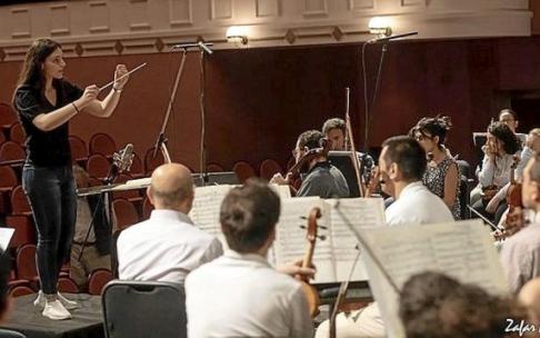Ane Legarreta, dirigiendo la orquesta de El Cairo. Foto: Zafar Azimov