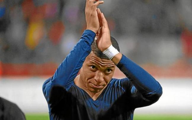 Mbappé aplaude a un grupo de seguidores del PSG el pasado domingo en Reims, donde marcó dos goles. Foto: Afp Mbappé aplaude a un grupo de seguidores del PSG el pasado domingo en Reims, donde marcó dos goles. Foto: Afp