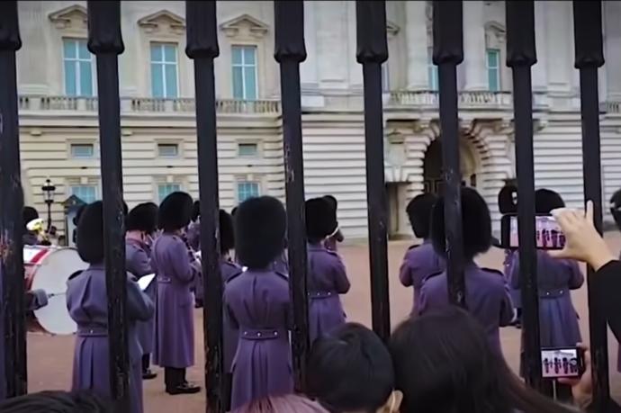La banda de música de la Guardia Real británica, durante la interpretación del tema 'I'd Do Anything for Love (But I Won't Do That)' de Meat Loaf en el patio del palacio de Buckinham.