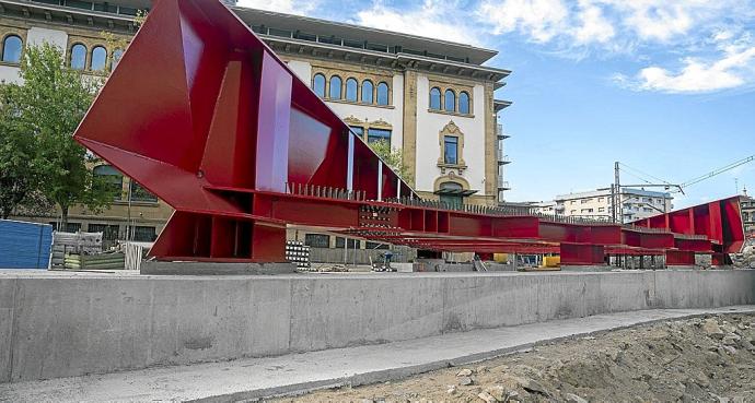 Una de las grandes piezas del futuro puente, correspondiente en una barandilla lateral, en el suelo junto a los juzgados. Foto: Ruben Plaza