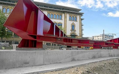 Una de las grandes piezas del futuro puente, correspondiente en una barandilla lateral, en el suelo junto a los juzgados. Foto: Ruben Plaza