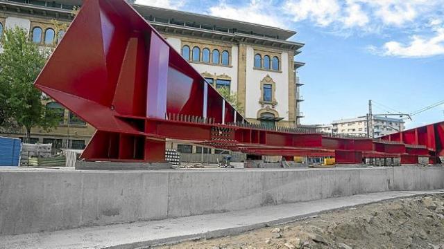 Una de las grandes piezas del futuro puente, correspondiente en una barandilla lateral, en el suelo junto a los juzgados. Foto: Ruben Plaza