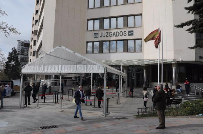 Vista de la entrada de los Juzgados de Madrid en Plaza Castilla.