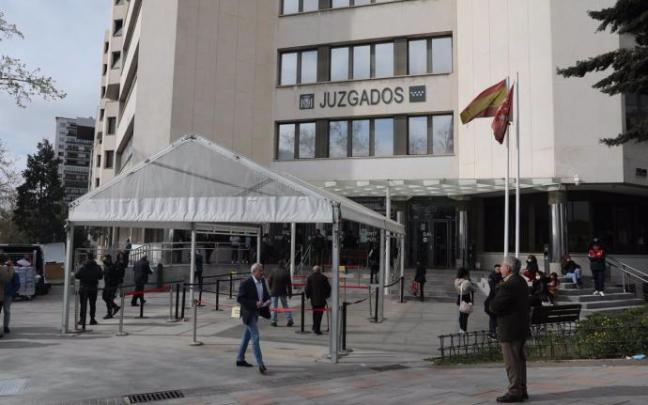 Vista de la entrada de los Juzgados de Madrid en Plaza Castilla.