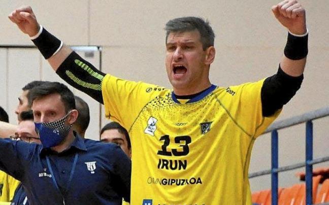 Julen Aginagalde celebra un gol del Bidasoa Irun. Foto: Arrate Morales