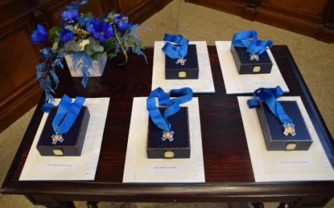 Cofres con las Medallas al Mérito Ciudadano.