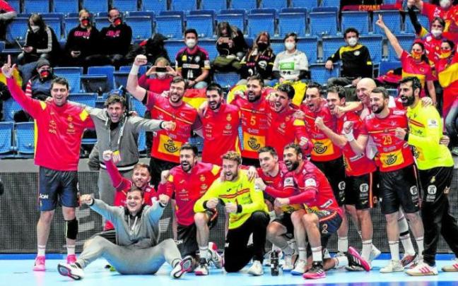 La alegría de los jugadores de la selección estatal tras ganar a Polonia y clasificarse para las semifinales del torneo.