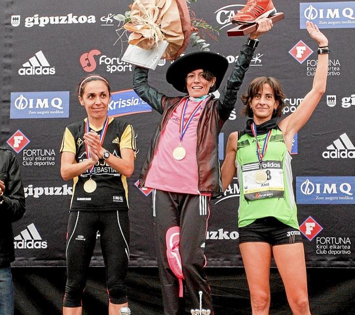 Ganadoras de una edición de la Behobia, con sus medallas metálicas.