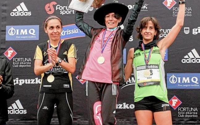 Ganadoras de una edición de la Behobia, con sus medallas metálicas. Ganadoras de una edición de la Behobia, con sus medallas metálicas.