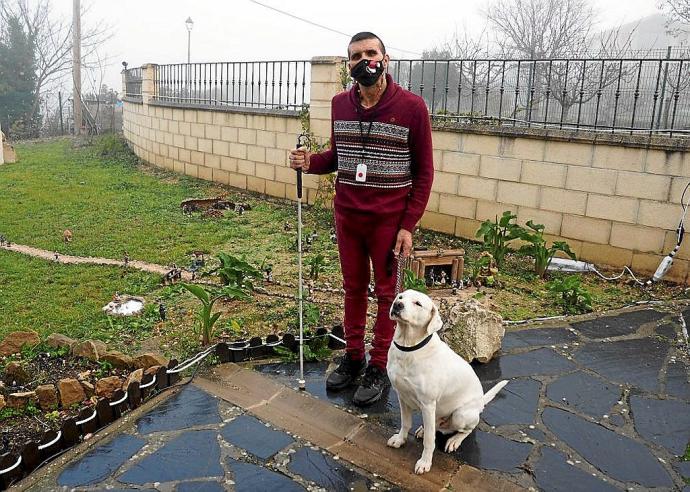 Javier Clerigué, que porta un medallón de aviso, y su perro, 'Ézaro'.