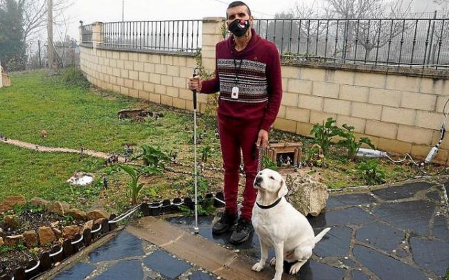 Javier Clerigué, que porta un medallón de aviso, y su perro, 'Ézaro'. Javier Clerigué, que porta un medallón de aviso, y su perro, 'Ézaro'.