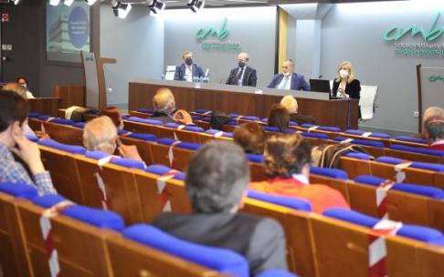 Consejeros de IMQ y responsables de SegurCaixa Adeslas explican a médicos del Igualatorio su propuesta de compra de acciones. Consejeros de IMQ y responsables de SegurCaixa Adeslas explican a médicos del Igualatorio su propuesta de compra de acciones.