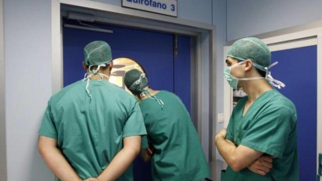 Tres médicos de Osakidetza, frente a un quirófano.