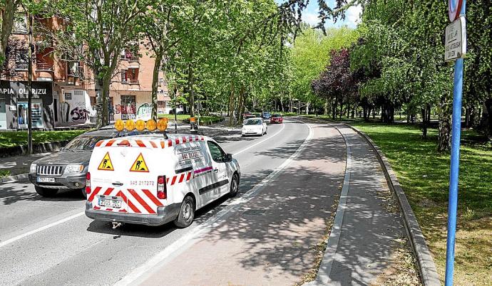 Para eliminar los cuellos de botella que se generan en la llegada a la rotonda de Esmaltaciones desde la calle Iturritxu, se va a desdoblar un tramo de 120 metros, la zona derecha de la imagen, a partir del paso peatonal semaforizado a la altura de los ce