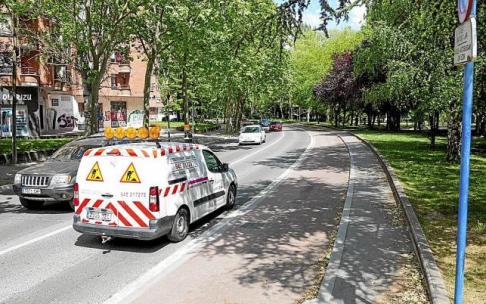 Para eliminar los cuellos de botella que se generan en la llegada a la rotonda de Esmaltaciones desde la calle Iturritxu, se va a desdoblar un tramo de 120 metros, la zona derecha de la imagen, a partir del paso peatonal semaforizado a la altura de los ce