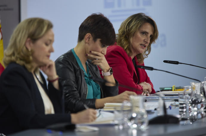 La ministra de Asuntos Económicos, Nadia Calviño; la ministra Portavoz, Isabel Rodríguez; y la vicepresidenta tercera Teresa Ribera.