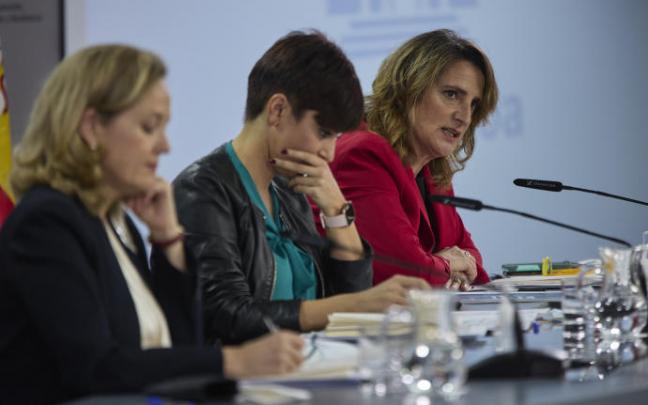 La ministra de Asuntos Económicos, Nadia Calviño; la ministra Portavoz, Isabel Rodríguez; y la vicepresidenta tercera Teresa Ribera.