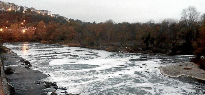 El río Aragón, lleno de espuma a su paso por Cáseda, con la localidad al fondo. Foto: D.N.