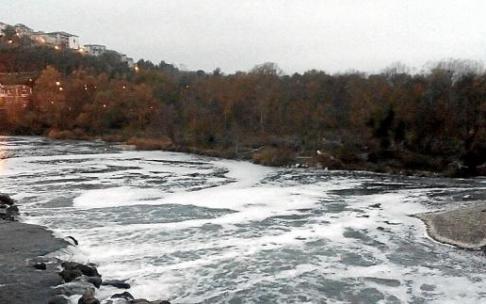 El río Aragón, lleno de espuma a su paso por Cáseda, con la localidad al fondo. Foto: D.N. El río Aragón, lleno de espuma a su paso por Cáseda, con la localidad al fondo. Foto: D.N.
