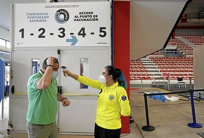 Un hombre accede al vacunódromo de La Casilla. Foto: Pablo Viñas