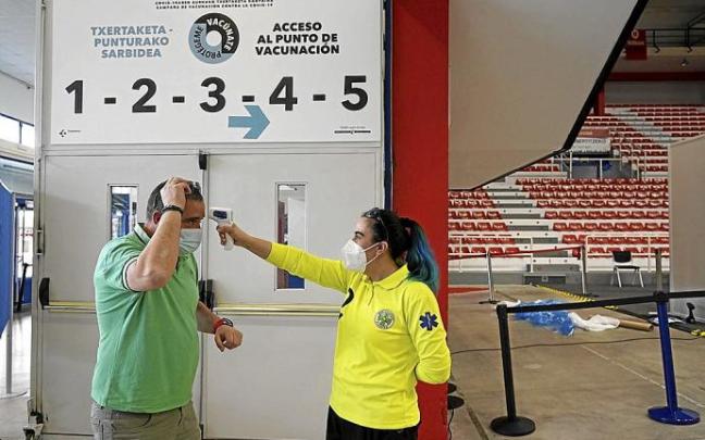 Un hombre accede al vacunódromo de La Casilla. Foto: Pablo Viñas