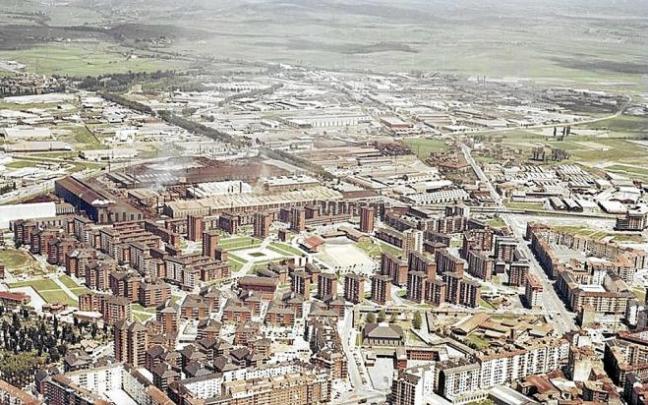 Vista aérea, en junio de 1977, de la zona norte de Vitoria con el 'scalextric en la parte derecha de la imagen'.
