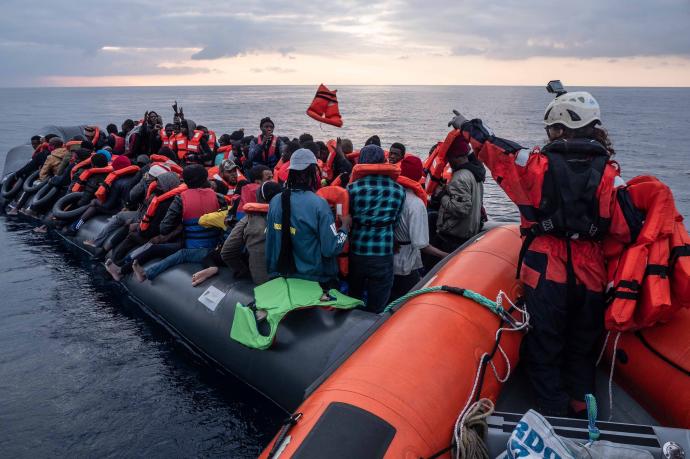 El barco de rescate "Sea Watch 3" durante un rescate en el Mediterráneo Central