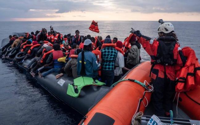 El barco de rescate "Sea Watch 3" durante un rescate en el Mediterráneo Central