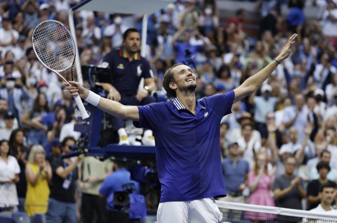 Medvedev conquista su primer 'Grand Slam' al superar a Djokovic.