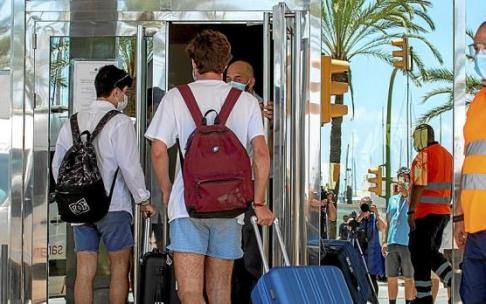Varios jóvenes fueron trasladados ayer al hotel Palma Bellver de Palma, donde permanecerán en aislamiento al tener relación directa o indirecta con el brote del viaje de estudios. Foto: Efe