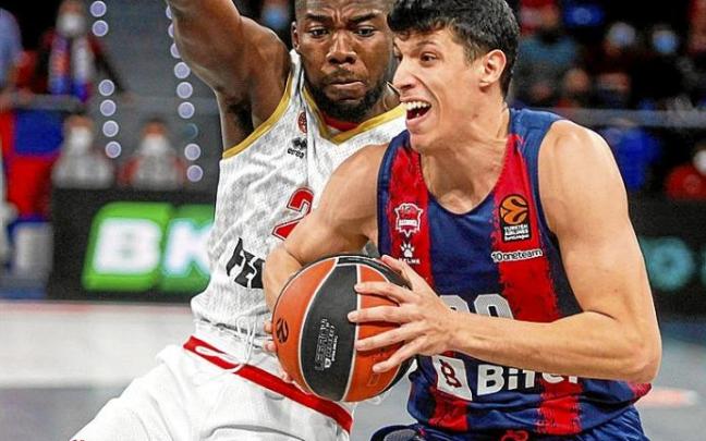 Fontecchio trata de eludir el marcaje de Outtara en el encuentro de ayer ante el Mónaco. Foto: Jorge Muñoz