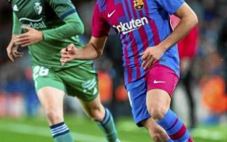 Presión de Javi Martínez a Eric García en el partido del domingo entre Barça y Osasuna. Foto: Gerard Franco (LOF)