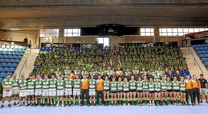 La plantilla del Helvetia de la Liga Sacyr Asobal, el equipo de Plata femenino y el 1ª Nacional masculina, posando ayer junto a su cantera.