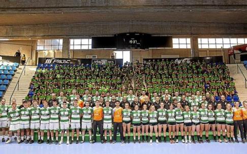La plantilla del Helvetia de la Liga Sacyr Asobal, el equipo de Plata femenino y el 1ª Nacional masculina, posando ayer junto a su cantera.