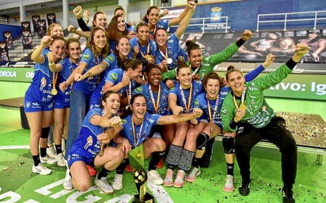 Las jugadoras del Super Amara Bera Bera, ayer en el Gasca con el trofeo. Fotos: Arnaitz Rubio