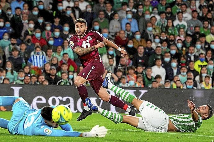 Rui Silva desvía el remate de Portu a la portería del Betis.