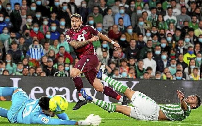 Rui Silva desvía el remate de Portu a la portería del Betis.