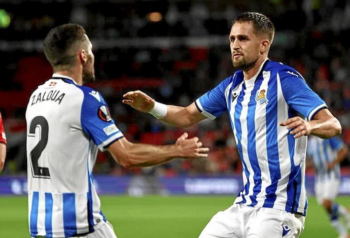 Joseba Zaldua celebra con Adnan Januzaj el tanto marcado por el belga. Foto: RS