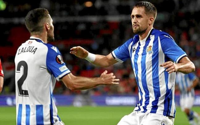 Joseba Zaldua celebra con Adnan Januzaj el tanto marcado por el belga. Foto: RS Joseba Zaldua celebra con Adnan Januzaj el tanto marcado por el belga. Foto: RS